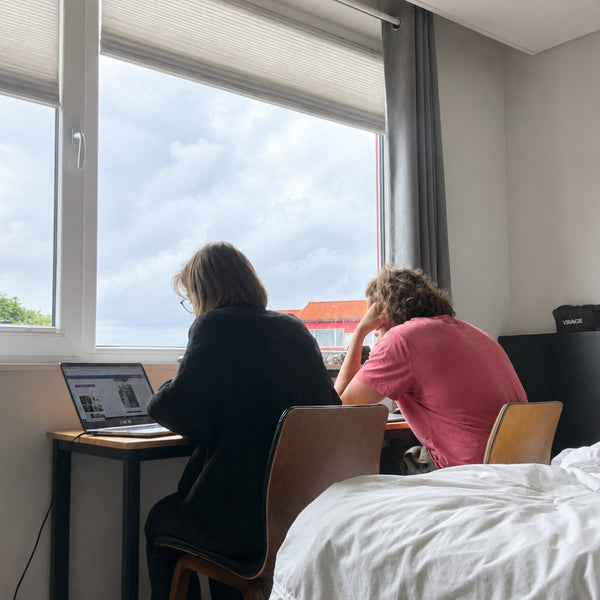 Image représentant deux voyageurs réfléchissant à la conception de la marque JustBackpacker
