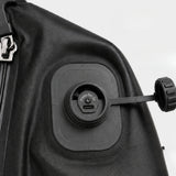 Photo représentant le bouchon d'ouverture et le bouton de la pompe électrique intégrée à la housse de compression JustBackpacker