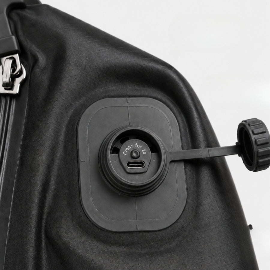 Photo représentant le bouchon d'ouverture et le bouton de la pompe électrique intégrée à la housse de compression JustBackpacker