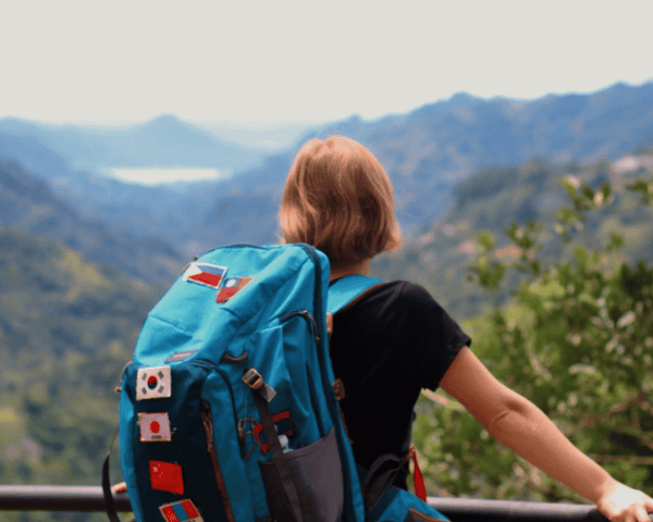 Photo représentant une backpackeuse avec son sac sur le dos 
